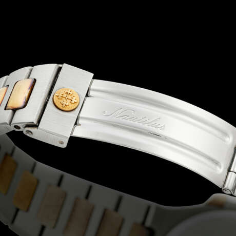 PATEK PHILIPPE. A STAINLESS STEEL AND 18K GOLD AUTOMATIC WRISTWATCH WITH SWEEP CENTRE SECONDS, DATE AND BRACELET - Foto 3