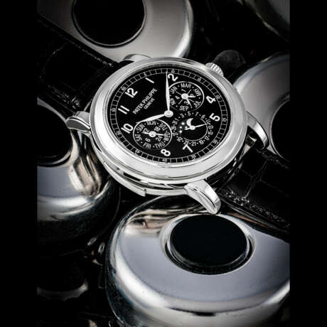 PATEK PHILIPPE. A RARE PLATINUM AUTOMATIC “CATHEDRAL” MINUTE REPEATING PERPETUAL CALENDAR WRISTWATCH WITH MOON PHASES, 24 HOUR AND LEAP YEAR INDICATION - Foto 1