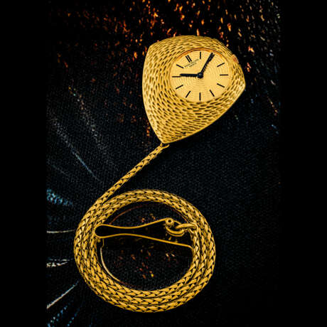 PATEK PHILIPPE. AN UNUSUAL AND RARE 18K GOLD ASYMMETRICAL POCKET WATCH WITH 18K GOLD MATCHING CHAIN - фото 1