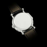 PATEK PHILIPPE. A PLATINUM AUTOMATIC WRISTWATCH WITH MOON PHASES, POWER RESERVE AND DATE - Foto 2