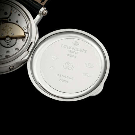 PATEK PHILIPPE. A PLATINUM AUTOMATIC WRISTWATCH WITH MOON PHASES, POWER RESERVE AND DATE - Foto 4