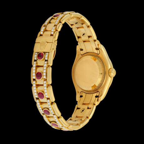 ROLEX. A LADY`S ATTRACTIVE AND VERY RARE 18K GOLD, DIAMOND AND RUBY-SET AUTOMATIC WRISTWATCH WITH SWEEP CENTRE SECONDS, DATE, BRACELET AND MOTHER-OF-PEARL DIAL - фото 2