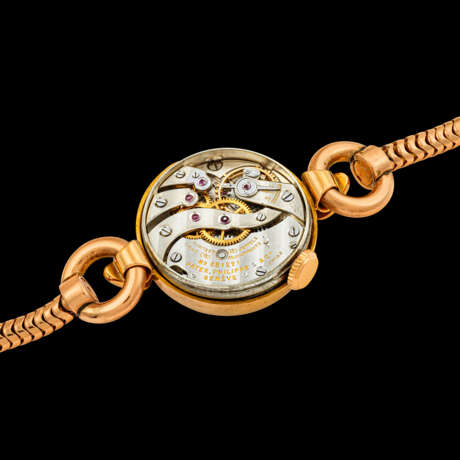 PATEK PHILIPPE. A LADY’S EARLY AND RARE 18K PINK GOLD CORD BRACELET WATCH - Foto 3