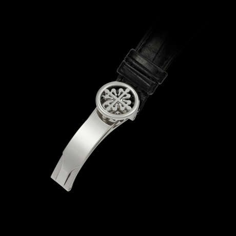 PATEK PHILIPPE. A RARE 18K WHITE GOLD TONNEAU SHAPED AUTOMATIC PERPETUAL CALENDAR WRISTWATCH WITH MOON PHASES, 24 HOUR DISPLAY, LEAP YEAR INDICATION AND BREGUET NUMERALS - фото 3