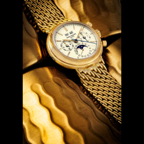 PATEK PHILIPPE. AN ATTRACTIVE 18K GOLD PERPETUAL CALENDAR CHRONOGRAPH BRACELET WATCH WITH MOON PHASES, 24 HOUR AND LEAP YEAR INDICATION - Foto 1