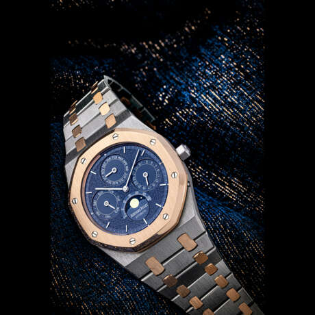 AUDEMARS PIGUET. A VERY RARE PLATINUM AND 18K PINK GOLD AUTOMATIC PERPETUAL CALENDAR WRISTWATCH WITH MOON PHASES AND BRACELET - Foto 1