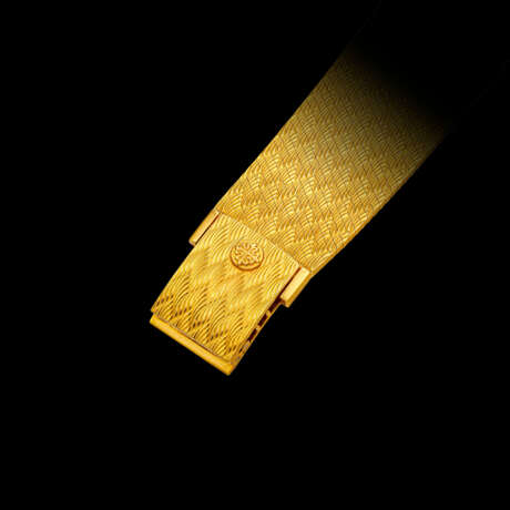 PATEK PHILIPPE. A RARE 18K GOLD AUTOMATIC BRACELET WATCH WITH BREGUET NUMERALS - photo 3
