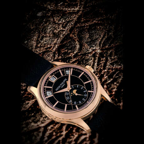 PATEK PHILIPPE. AN 18K PINK GOLD AUTOMATIC ANNUAL CALENDAR WRISTWATCH WITH SWEEP CENTRE SECONDS, MOON PHASES AND 24 HOUR INDICATION - Foto 1