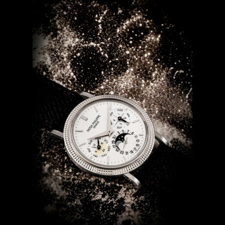 PATEK PHILIPPE. AN 18K WHITE GOLD AUTOMATIC PERPETUAL CALENDAR WRISTWATCH WITH MOON PHASES, 24 HOUR AND LEAP YEAR INDICATION - Foto 1