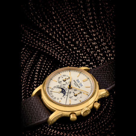 PATEK PHILIPPE. AN ATTRACTIVE 18K GOLD PERPETUAL CALENDAR CHRONOGRAPH WRISTWATCH WITH MOON PHASES, 24 HOUR AND LEAP YEAR INDICATION - Foto 1