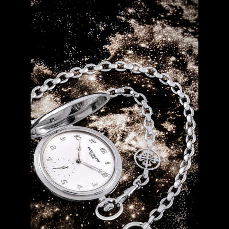 PATEK PHILIPPE. AN ATTRACTIVE 18K WHITE GOLD HUNTER CASE POCKET WATCH WITH BREGUET NUMERALS AND MATCHING 18K WHITE GOLD CHAIN - Foto 1