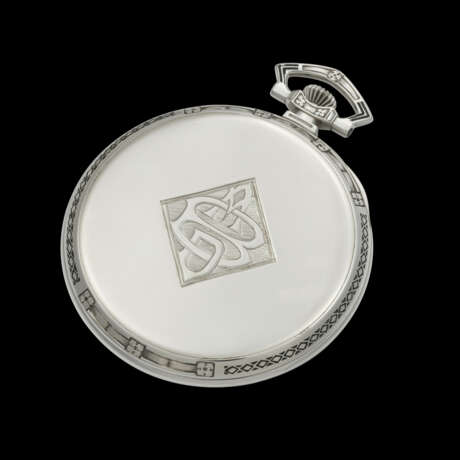 PATEK PHILIPPE. AN 18K WHITE GOLD OPEN FACE POCKET WATCH WITH “ART DECO” ENGRAVINGS - Foto 2