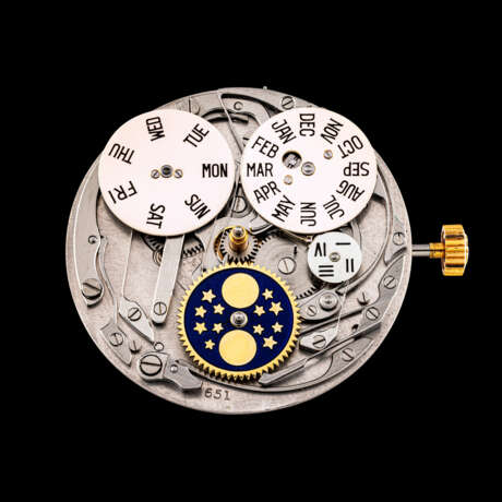 PATEK PHILIPPE. A VERY RARE 18K GOLD AUTOMATIC PERPETUAL CALENDAR BRACELET WATCH WITH MOON PHASES AND LEAP YEAR INDICATION - Foto 3