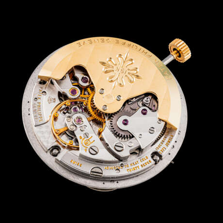 PATEK PHILIPPE. A VERY RARE 18K GOLD AUTOMATIC PERPETUAL CALENDAR BRACELET WATCH WITH MOON PHASES AND LEAP YEAR INDICATION - фото 4