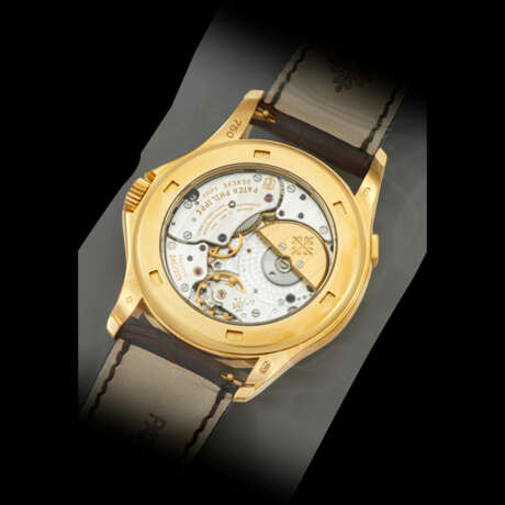 PATEK PHILIPPE. A RARE 18K GOLD AUTOMATIC WORLD TIME WRISTWATCH WITH CLOISONN&#201; ENAMEL DIAL, SINGLE SEALED - photo 2