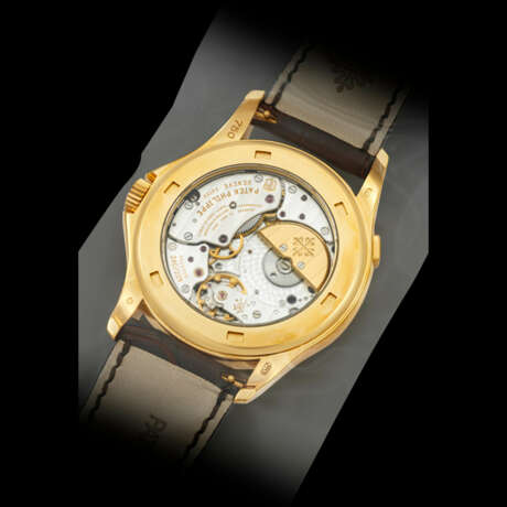 PATEK PHILIPPE. A RARE 18K GOLD AUTOMATIC WORLD TIME WRISTWATCH WITH CLOISONN&#201; ENAMEL DIAL, SINGLE SEALED - Foto 2