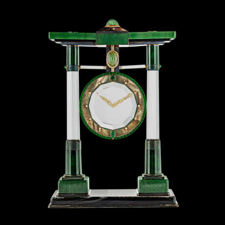CARTIER. A MAGNIFICENT AND EXTREMELY RARE SILVER AND NEPHRITE-SET MYSTERY CLOCK WITH MOTHER OF PEARL, EMERALD, CHALCEDONY, ROCK CRYSTAL, AND DIAMONDS - Foto 2