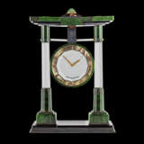 CARTIER. A MAGNIFICENT AND EXTREMELY RARE SILVER AND NEPHRITE-SET MYSTERY CLOCK WITH MOTHER OF PEARL, EMERALD, CHALCEDONY, ROCK CRYSTAL, AND DIAMONDS - Foto 3
