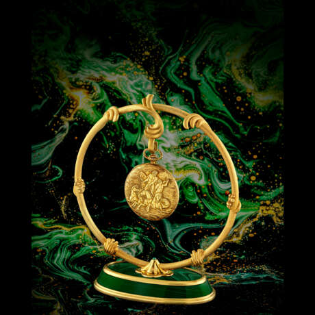 PATEK PHILIPPE. A UNIQUE AND EXCEPTIONAL 18K GOLD POCKET WATCH WITH DIPTYCH ENGRAVING DEPICTING ‘THE TRIUMPH OF NEPTUNE’, MATCHING GOLD AND MALACHITE STAND AND SPECIAL-MADE BOX - Foto 1