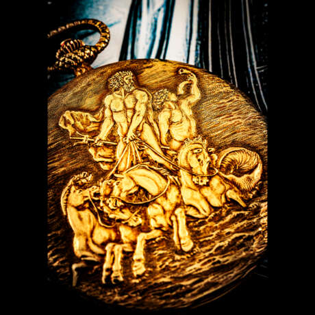 PATEK PHILIPPE. A UNIQUE AND EXCEPTIONAL 18K GOLD POCKET WATCH WITH DIPTYCH ENGRAVING DEPICTING ‘THE TRIUMPH OF NEPTUNE’, MATCHING GOLD AND MALACHITE STAND AND SPECIAL-MADE BOX - Foto 2