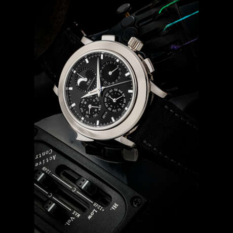 IWC. A VERY RARE AND ATTRACTIVE PLATINUM LIMITED EDITION MINUTE REPEATING PERPETUAL CALENDAR CHRONOGRAPH WRISTWATCH WITH MOON-PHASES - Foto 1