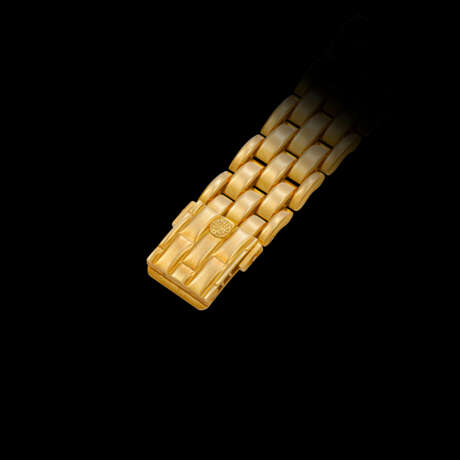 PATEK PHILIPPE. A RARE 18K GOLD, DIAMOND AND BAGUETTE-CUT EMERALD-SET WRISTWATCH WITH BRACELET - Foto 3