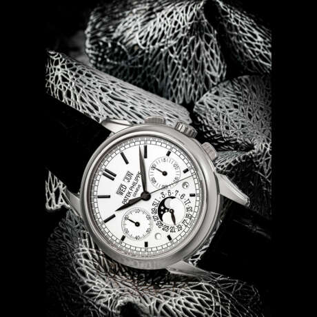 PATEK PHILIPPE. AN 18K WHITE GOLD PERPETUAL CALENDAR CHRONOGRAPH WRISTWATCH WITH MOON PHASES, LEAP YEAR AND DAY/NIGHT INDICATION - Foto 1