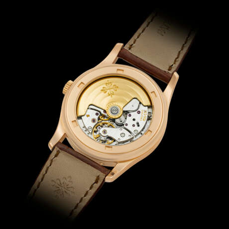 PATEK PHILIPPE. AN 18K PINK GOLD AUTOMATIC PERPETUAL CALENDAR WRISTWATCH WITH SWEEP CENTRE SECONDS, RETROGRADE DATE, MOON PHASES AND LEAP YEAR INDICATION - Foto 2