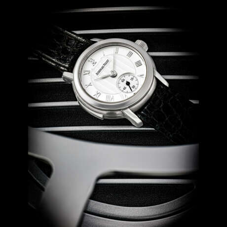 AUDEMARS PIGUET. A LADY’S VERY RARE PLATINUM LIMITED EDITION CARILLON MINUTE REPEATING WRISTWATCH - photo 1