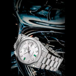 ROLEX. A RARE PLATINUM, DIAMOND AND EMERALDSET AUTOMATIC WRISTWATCH WITH SWEEP CENTRE SECONDS, DAY, DATE AND BRACELET