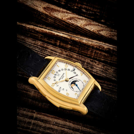 PATEK PHILIPPE. A VERY RARE 18K GOLD TONNEAU-SHAPED AUTOMATIC MINUTE REPEATING PERPEPTUAL CALENDAR WRISTWATCH WITH RETROGRADE DATE, MOON PHASES, LEAP YEAR INDICATION AND BREGUET NUMERALS - Foto 1
