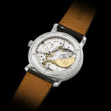 PATEK PHILIPPE. AN 18K WHITE GOLD AUTOMATIC WRISTWATCH WITH DATE, MOON PHASES AND POWER RESERVE - Foto 2