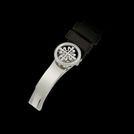 PATEK PHILIPPE. AN 18K WHITE GOLD AUTOMATIC WRISTWATCH WITH DATE, MOON PHASES AND POWER RESERVE - фото 3
