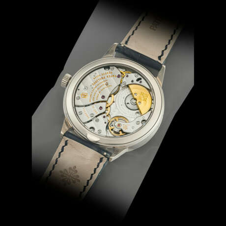 PATEK PHILIPPE. AN 18K WHITE GOLD AUTOMATIC ANNUAL CALENDAR WRISTWATCH WITH REGULATOR-STYLE DIAL, SINGLE SEALED - Foto 2
