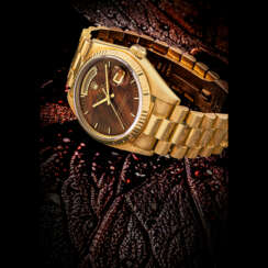 ROLEX. A RARE 18K GOLD AUTOMATIC WRISTWATCH WITH SWEEP CENTRE SECONDS, DAY, DATE, BRACELET AND WOOD DIAL