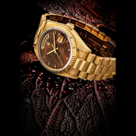 ROLEX. A RARE 18K GOLD AUTOMATIC WRISTWATCH WITH SWEEP CENTRE SECONDS, DAY, DATE, BRACELET AND WOOD DIAL - Foto 1