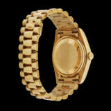 ROLEX. A RARE 18K GOLD AUTOMATIC WRISTWATCH WITH SWEEP CENTRE SECONDS, DAY, DATE, BRACELET AND WOOD DIAL - Foto 2