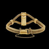 AUDEMARS PIGUET. A LADY’S ATTRACTIVE AND VERY RARE 18K GOLD CORD BRACELET WATCH - Foto 2