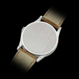 PATEK PHILIPPE. A RARE 18K WHITE GOLD AUTOMATIC WRISTWATCH WITH MARQUETRY DIAL FEATURING MOUNTAIN LANDSCAPE - Foto 2