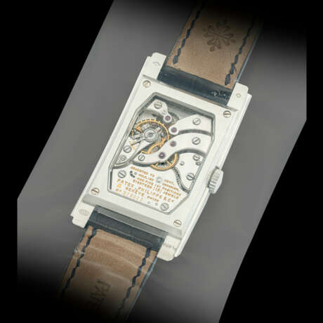 PATEK PHILIPPE. A VERY RARE PLATINUM LIMITED EDITION RECTANGULAR WRISTWATCH, MADE TO COMMEMORATE THE SALON OPENING IN GENEVA IN 2006 - photo 2