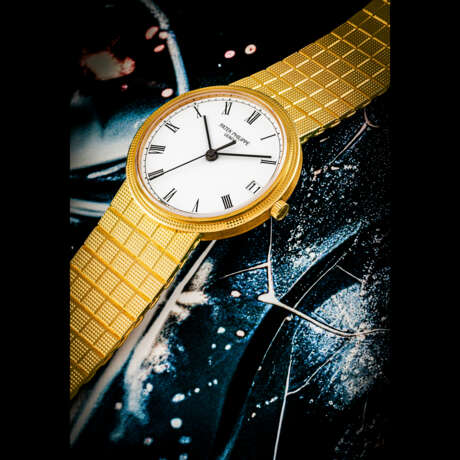 PATEK PHILIPPE. AN 18K GOLD AUTOMATIC BRACELET WATCH WITH SWEEP CENTRE SECONDS AND DATE - фото 1