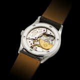 PATEK PHILIPPE. AN 18K WHITE GOLD AUTOMATIC WRISTWATCH WITH MOON PHASES, POWER RESERVE AND DATE - Foto 2