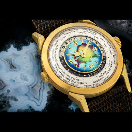 PATEK PHILIPPE. AN EXCEPTIONAL, HIGHLY IMPORTANT AND EXTREMELY RARE 18K GOLD TWO-CROWN WORLD TIME WRISTWATCH WITH 24 HOUR INDICATION AND CLOISONN&#201; ENAMEL DIAL DEPICTING THE EURASIA MAP - photo 3