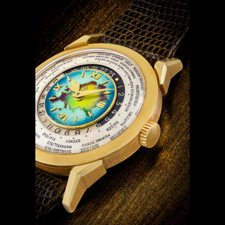 PATEK PHILIPPE. AN EXCEPTIONAL, HIGHLY IMPORTANT AND EXTREMELY RARE 18K GOLD TWO-CROWN WORLD TIME WRISTWATCH WITH 24 HOUR INDICATION AND CLOISONN&#201; ENAMEL DIAL DEPICTING THE EURASIA MAP - фото 5