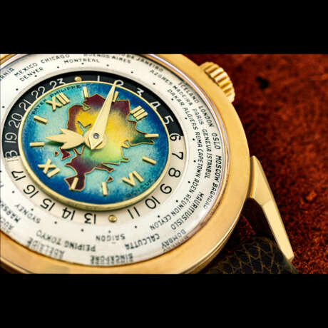 PATEK PHILIPPE. AN EXCEPTIONAL, HIGHLY IMPORTANT AND EXTREMELY RARE 18K GOLD TWO-CROWN WORLD TIME WRISTWATCH WITH 24 HOUR INDICATION AND CLOISONN&#201; ENAMEL DIAL DEPICTING THE EURASIA MAP - фото 6