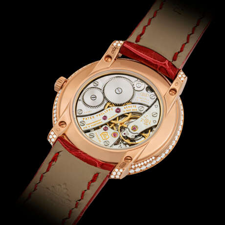 PATEK PHILIPPE. A LADY’S ELEGANT 18K PINK GOLD AND DIAMOND-SET WRISTWATCH WITH MOON PHASES - Foto 2