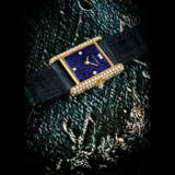 CARTIER. AN ATTRACTIVE 18K GOLD AND DIAMOND-SET WRISTWATCH WITH LAPIS LAZULI DIAL - фото 1