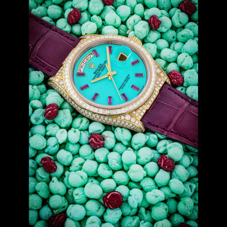 ROLEX. A RARE 18K GOLD, DIAMOND AND PURPLE GEMSTONE-SET AUTOMATIC WRISTWATCH WITH SWEEP CENTRE SECONDS, DAY, DATE AND BLUE HARD STONE DIAL - Foto 1