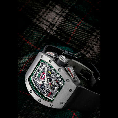 RICHARD MILLE. A RARE AND ATTRACTIVE TITANIUM LIMITED EDITION TONNEAU-SHAPED AUTOMATIC SEMI-SKELETONISED FLYBACK CHRONOGRAPH WRISTWATCH WITH ANNUAL CALENDAR - Foto 1