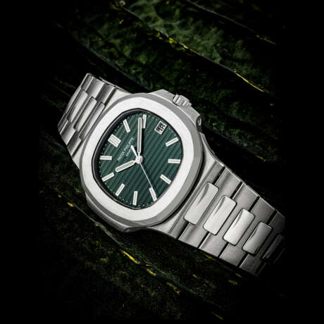 PATEK PHILIPPE. A VERY RARE STAINLESS STEEL AUTOMATIC WRISTWATCH WITH SWEEP CENTRE SECONDS, DATE, BRACELET AND OLIVE GREEN DIAL - photo 1